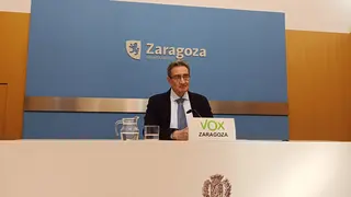 Las pistas de atletismo de la Universidad de Zaragoza y el Centro Deportivo Ebro que tiene una piscina cubierta &ldquo;inutilizada&rdquo;.