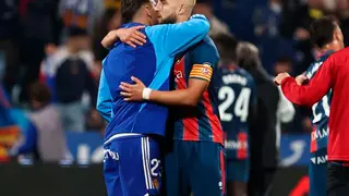 Enrich y Pulido se abrazan tras el Real Zaragoza - Huesca