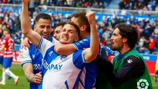 Manu Vallejo celebra un gol con el Alav&eacute;s