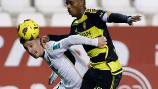 Jair pelea un bal&oacute;n con Escriche