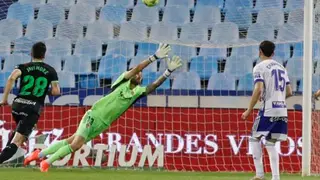 Rat&oacute;n se estira hacia un bal&oacute;n en La Romareda contra el Legan&eacute;s