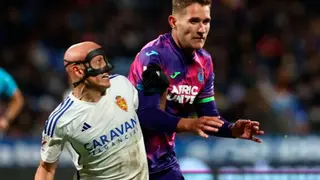 Mollejo pelea un bal&oacute;n contra el Legan&eacute;s