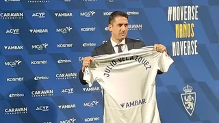 Vel&aacute;zquez posa con la camiseta del Real Zaragoza en su estreno en La Romareda