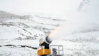 La meteorolog&iacute;a y el continuo trabajo de producci&oacute;n de nieve no han sido suficientes para garantizar la apertura total