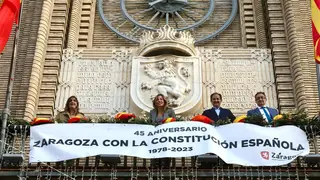 El balc&oacute;n del Ayuntamiento de Zaragoza luce la pancarta en defensa de la Constituci&oacute;n