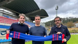 Jandro Castro posa con la bufanda del Amorebieta