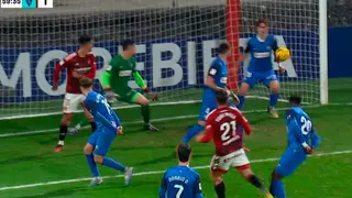 Momento en que el bal&oacute;n impacta en la mano de F&eacute;lix y no se pit&oacute; penalti