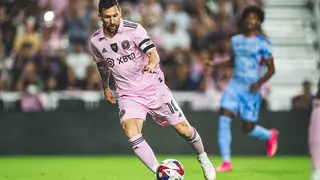 Messi toca un bal&oacute;n con el Inter Miami