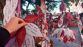 Coronando la plaza se encuentra el &Aacute;rbol de los Deseos, cuyas hojas est&aacute;n formadas por trozos de papel de diferentes colores con deseos escritos en ellas.