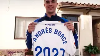 El defensor posa con la camiseta blanquilla que anuncia su renovaci&oacute;n. Fotograf&iacute;a: Real Zaragoza.