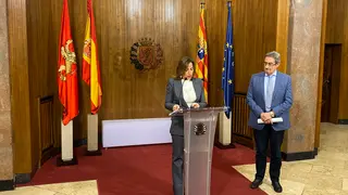 La alcaldesa de Zaragoza, Natalia Chueca, y el portavoz de Vox, Julio Calvo, pactan el presupuesto de Zaragoza