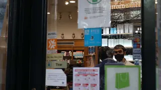 Farmacia con personal con mascarilla