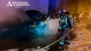Los bomberos sofocan el fuego de varios veh&iacute;culos en Caspe.