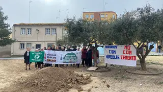 Los vecinos del Oliver se concentran para defender sus zonas verdes.