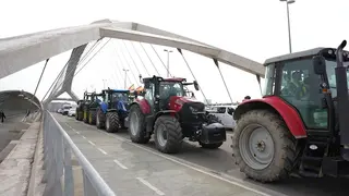 Los tractores han marchado por las calles de Zaragoza.