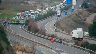 Los agricultores est&aacute;n provocando cortes intermitentes en la A-2 a la altura de La Almunia.