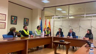 La reuni&oacute;n se ha mantenido de forma improvisada y el consejero ha considerado a los agricultores como "interlocutores v&aacute;lidos"