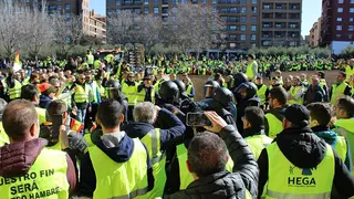 Cargas policiales frente a las Cortes