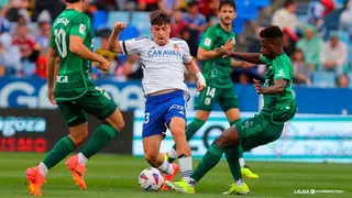Adri&aacute;n Liso disputa un bal&oacute;n en un partido con el Real Zaragoza. Foto: LaLiga