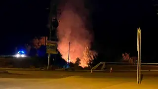 El fuego comenz&oacute; en una zona de dif&iacute;cil acceso frente a la ciudad deportiva