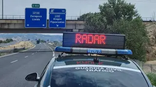 Los agentes de la Guardia Civil de Zaragoza estaban realizando un control de velocidad.