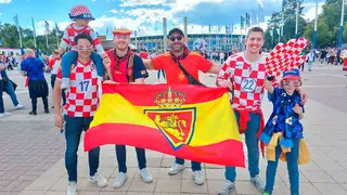 Antonio Garc&iacute;a pasea el escudo del Real Zaragoza por la Eurocopa.