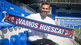 Diego Gonz&aacute;lez ya posa como nuevo jugador del Huesca. Foto: S.D. Huesca.