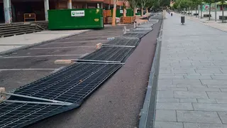 Las vallas de las obras en La Romareda han aparecido por los suelos