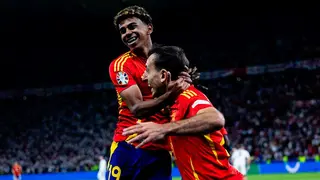Oyarz&aacute;bal, autor del gol de la victoria, celebra junto a Lamine Yamal el tanto. Foto: Selecci&oacute;n Espa&ntilde;ola