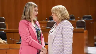 Tomasa Hern&aacute;ndez (derecha) junto a la anterior consejera de Educaci&oacute;n, Claudia P&eacute;rez. Foto: Cortes de Arag&oacute;n