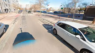 Colisiona borracho con dos tabiques y otro coche al intentar entrar en su propio garaje