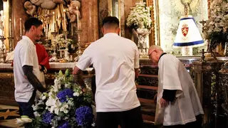 Llu&iacute;s acompa&ntilde;&oacute; a Cristian a depositar las flores en la ofrenda del Real Zaragoza . Foto: Pilar &Aacute;lvarez