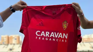 El Real Zaragoza, de rojo en Cartagonova. Foto: Real Zaragoza