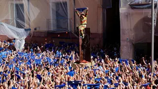 Con gesto triunfal se ha sentado en lo alto del monumento y ha levantado, con orgullo, el tradicional pa&ntilde;uelo azul de Tarazona. Foto: Fabi&aacute;n Sim&oacute;n