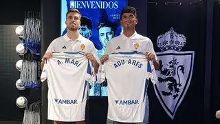En el d&iacute;a de su presentaci&oacute;n con el Real Zaragoza, Adu Ares apareci&oacute; con el tobillo vendado por un esguince