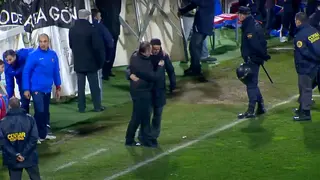 Manolo Jim&eacute;nez y Juan Ignacio Mart&iacute;nez se abrazan al t&eacute;rmino de la &uacute;ltima victoria del Real Zaragoza frente al Levante. Foto: Captura LaLiga