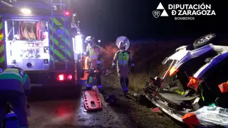 Los bomberos de la DPZ, sanitarios y Guardia Civil en el lugar del siniestro, entre Moyuela y Azuara, en la provincia de Zaragoza