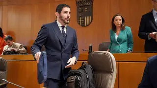 Nolasco y Carmen Rouco en sus esca&ntilde;os. Foto: Cortes de Arag&oacute;n