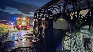 Se incendia un autob&uacute;s de trabajadores a las puertas de la f&aacute;brica de Stellantis, en Figueruelas