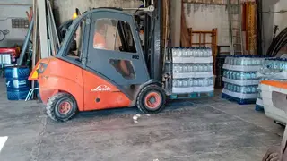 Imagen de archivo. Almacenamiento de garrafas en el Bajo Mart&iacute;n durante la crisis de suministro de agua potable en el verano