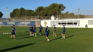 El entrenamiento del Real Zaragoza ha contado con dos grupos, uno sobre el c&eacute;sped y otro en el gimnasio