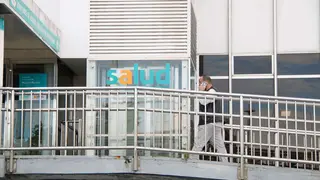 Un hombre pasa por el hospital Miguel Servet. Foto: Pilar &Aacute;lvarez