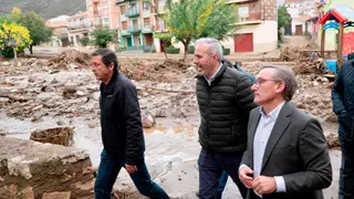 El alcalde de Montalb&aacute;n, Azc&oacute;n y Juste. Foto: Fabi&aacute;n Sim&oacute;n (DGA)