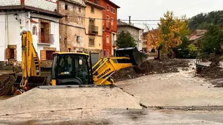Trabajos en La Hoz de la Vieja pocas horas despu&eacute;s del destrozo. Foto: Comarca Cuencas Mineras