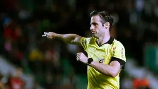 Gonz&aacute;lez Esteban volver&aacute; a arbitrar al Huesca. Foto de archivo.