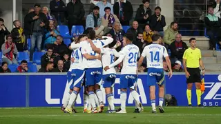 Los jugadores del Real Zaragoza celebran el empate ante la S.D. Huesca en el &uacute;ltimo duelo aragon&eacute;s en El Alcoraz. Foto: Pilar &Aacute;lvarez
