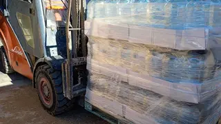 Pal&eacute; de agua embotellada en H&iacute;jar. Foto: Ayto H&iacute;jar