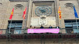 25N-violencia-machista-zaragoza-pancarta-ayuntamiento-balc&oacute;n-fachada
