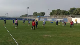 El entrenamiento del Real Zaragoza ha contado con Aketxe y Sober&oacute;n, adem&aacute;s de una charla entre direcci&oacute;n deportiva y cuerpo t&eacute;cnico (al fondo a la derecha)