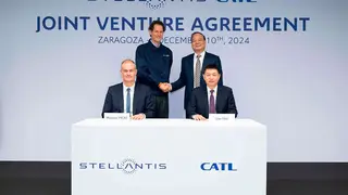 De izquierda a derecha, de pie, John Elkann, Stellantis Chairman and Chair of the Interim Executive Committee y Robin Zeng, Chairman & CEO of CATL. De izquierda a derecha, sentados, Maxime Picat, Stellantis Chief Purchasing and Supplier Quality Officer y Libin Tan, Chief Customer Officer, President of Sales & Marketing of CATL. Foto: Stellantis